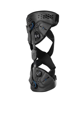 Detailansicht der schwarzen Unloader One X Knieorthese von Össur, freigestellt auf weißem Hintergrund. Detailansicht der schwarzen Unloader One X Knieorthese von Össur, freigestellt auf weißem Hintergrund.